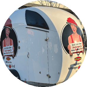 Grafikdesign auf Anhänger appliziert – RO Werbung Freiburg